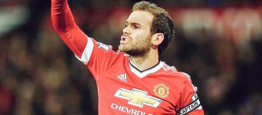 Mata lució el brazalete de capitán en el choque ante el West Ham. Foto: Twitter.