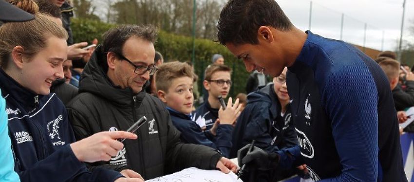 Varane atiende a los aficionados en una concentración con Francia. Foto: Instagram.