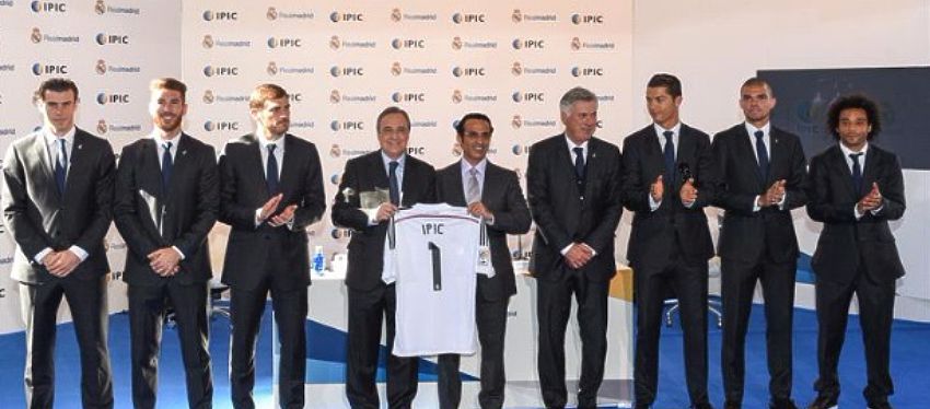 La plantilla casi al completo posa con Khadem Al Qubaisi en el año 2014. Foto: @nawiedj.