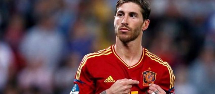 Sergio Ramos, en un partido con España. Foto: Twitter.
