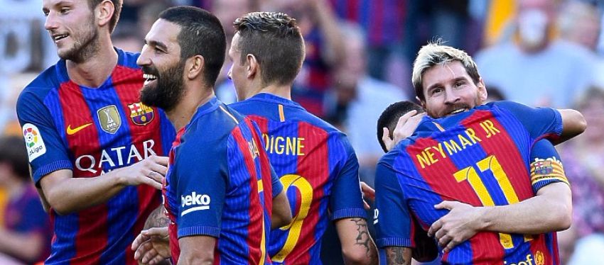 Messi se abraza con Neymar tras el 4-0. Foto: @diarioas.