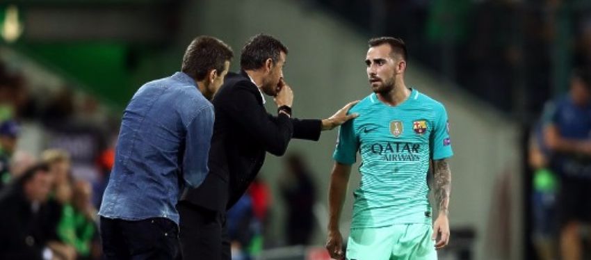 Alcácer recibe instrucciones de Luis Enrique en la banda. Foto: @ellarguero.