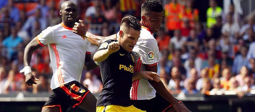 Gameiro en una jugada del partido | Foto: @Atleti