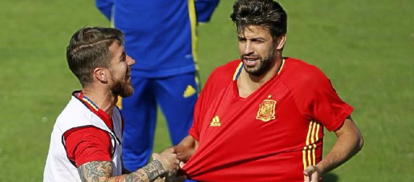 Ramos y Piqué bromean durante un entrenamiento con España. Foto: @marca.