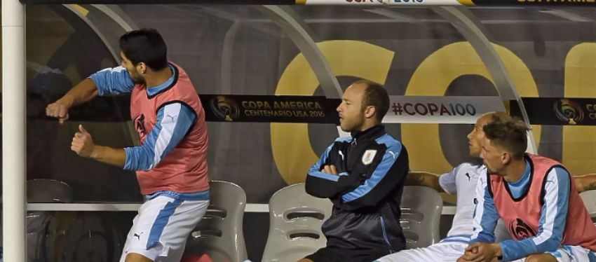 Luis Suárez pagó su enfado con el banquillo de Uruguay. Foto: The Guardian.