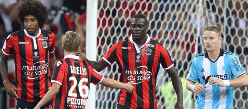 Balotelli celebra uno de sus dos goles en su debut con el Niza. Foto: Twitter.