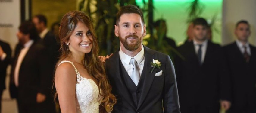 Messi y Antonella posan para los fotógrafos el día de su boda. Foto: CNN Español.