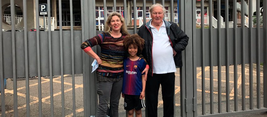La familia Schnepf, a las puertas del Camp Nou. Foto: Twitter.