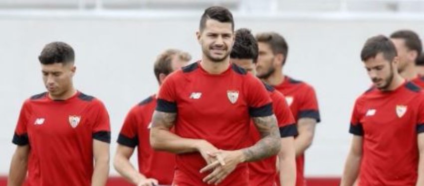 Foto: Vitolo (centro) durante un entrenamiento con su anterior club, Sevilla FC