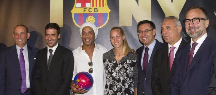 Raúl, junto a la expedición del Barça el pasado mes de septiembre. Foto: La Vanguardia.