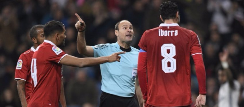 Mateu Lahoz fue uno de los protagonistas inesperados del partido entre el Madrid y el Sevilla. Foto: Marca.