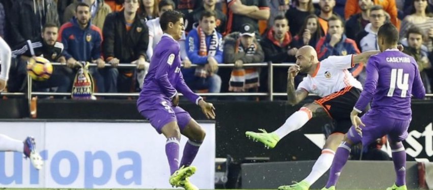 Zaza inauguró el marcador en Mestalla con una gran volea. Foto: @Marca.