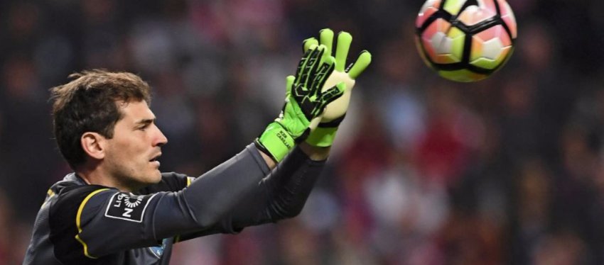 Casillas aún confía en vestir la roja. Foto: Twitter.