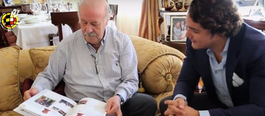Del Bosque recibe el libro de manos de la Real Federación Española de Fútbol. Foto: RFEF.