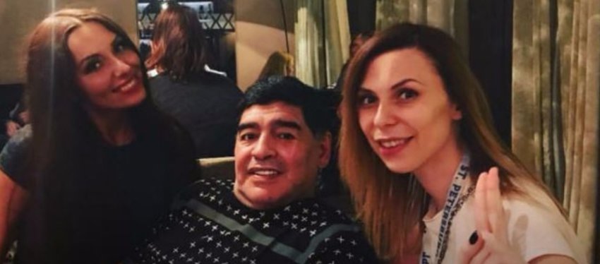 Maradona y Ekaterina Nadolskaya, a su derecha. Foto: Twitter.