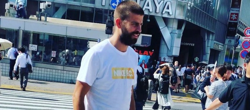 Piqué pasea por las calles de Japón. Foto: Twitter.