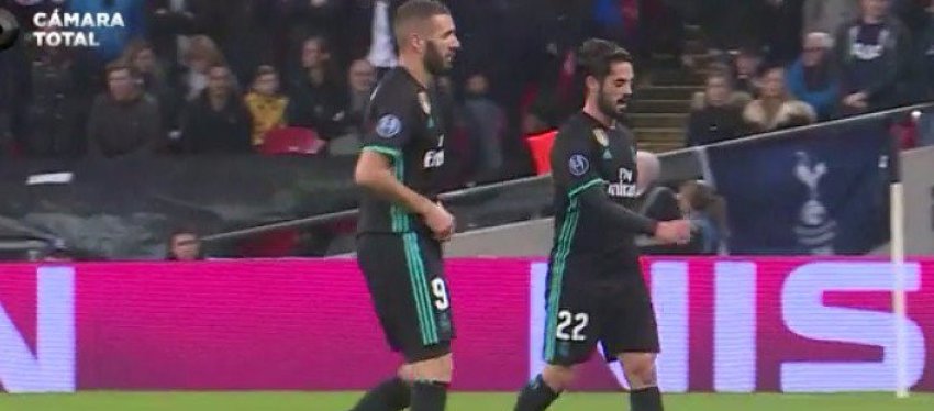Benzema e Isco se marchan andando del campo. Foto: Antena3.