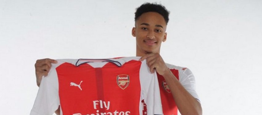 Cohen Bramall posa con la camiseta del Arsenal. Foto: Twitter.