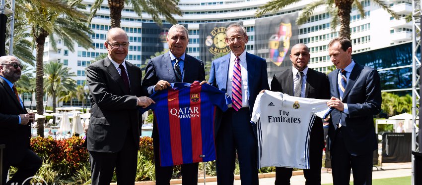 Varios ex jugadores de ambos equipos, el pasado mes de marzo en la presentación del Clásico.