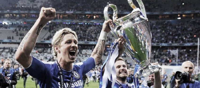 Fernando Torres levanta la Champions League junto a Juan Mata. Foto: Vavel.