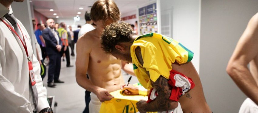 Neymar le dedica la camiseta a Luka Modric. Foto: Twitter.