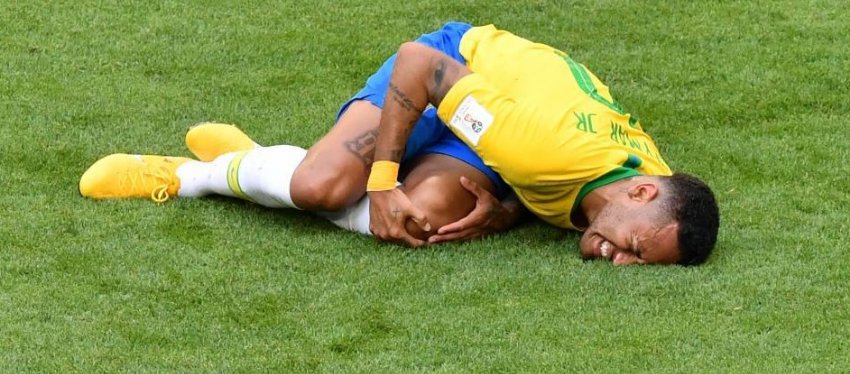 Neymar, criticado por su excesivo teatro. Foto Twitter.