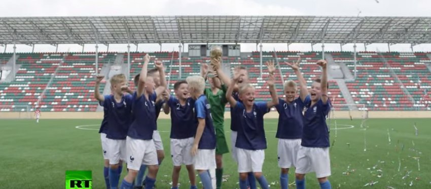 Todo lujo de detalles en esta simpática recreación de la final del Mundial. Foto: RT.