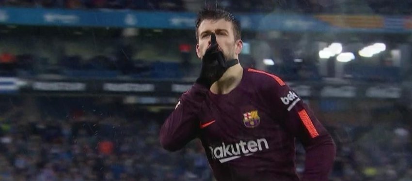 Piqué, verdugo del Espanyol en Cornellà. Foto. Twitter.