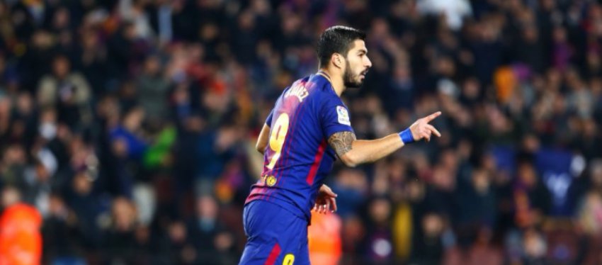 Suárez buscó la quinta amarilla ante el Girona pero el árbitro no se la sacó. Foto: LaLiga.