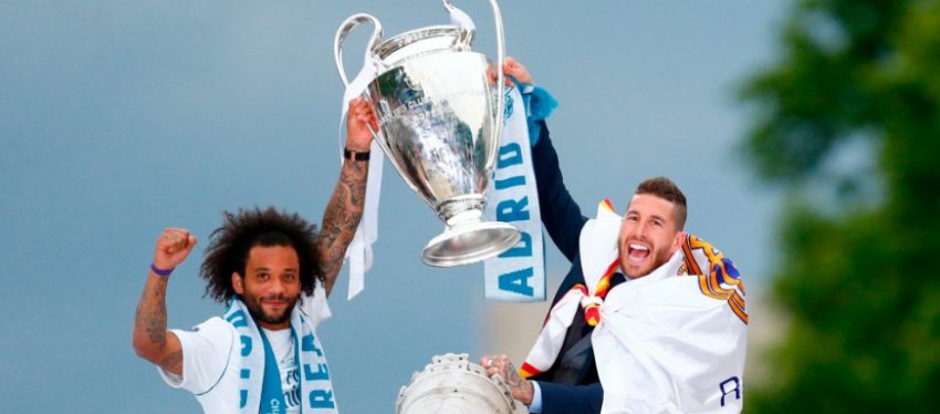 Marcelo y Sergio Ramos levantan la Champions en la fuente de Cibeles. Foto: Twitter.