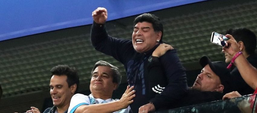 Maradona estuvo en su salsa un día más. Foto: Twitter.
