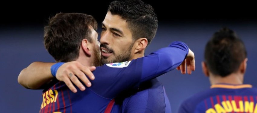 Leo Messi y Luis Suárez se abrazan tas la victoria en Anoeta. Foto: Sports Center.