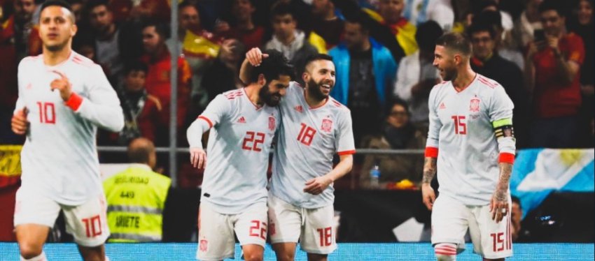 Isco celebra uno de sus goles junto a Jordi Alba y Sergio Ramos. Foto: Twitter.