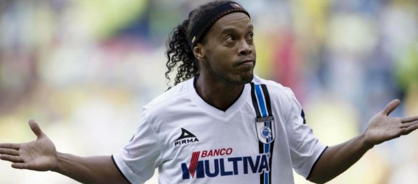 Ronaldinho, en su etapa en Querétaro. Foto: Twitter.