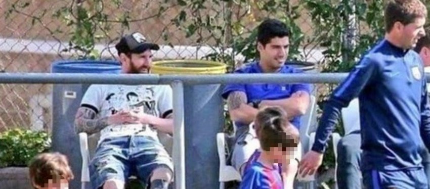 Messi y Suárez viendo a sus hijos. Foto: Twitter (@vicentemarcador)