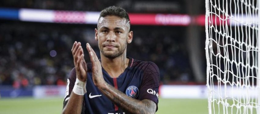 Neymar aplaude a la grada. Foto: Twitter.