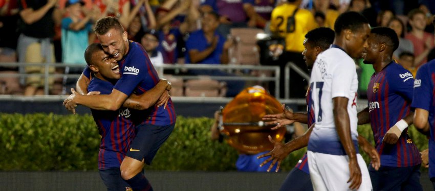 Arthur celebra junto a Rafinha su gol ante el Tottenham. Foto: Twitter.