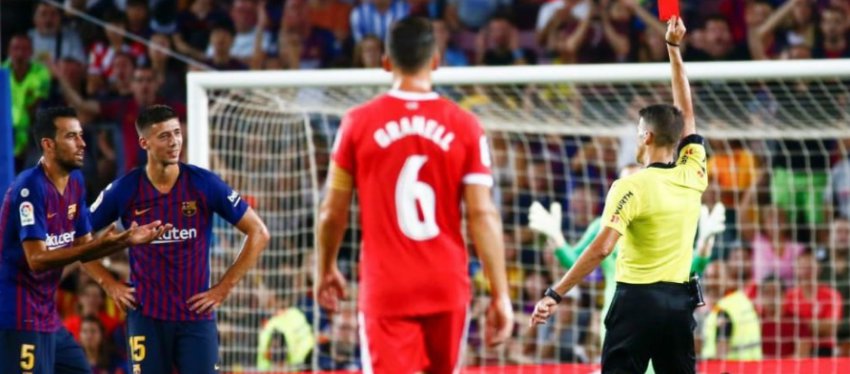 Gil Manzano expulsa a Lenglet. Foto: Twitter.