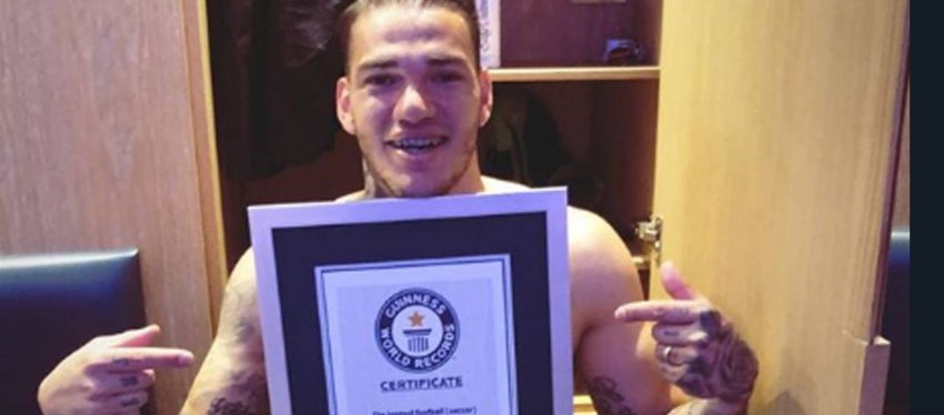 Ederson posa con su Guinnes World Record. Foto: Twitter.