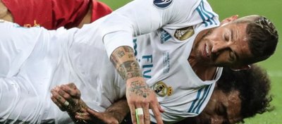 Ramos y Salah, en el lance que acabó con la lesión del jugador egipcio. Foto: Twitter.
