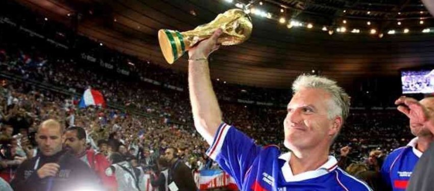 Didier Deschamps, levantando la Copa del Mundo en 1998. Foto: Twitter.
