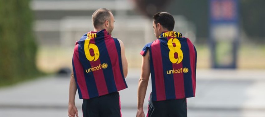Iniesta y Xavi, dos genios que ya son historia del Barça y del fútbol español. Foto: El Periódico.