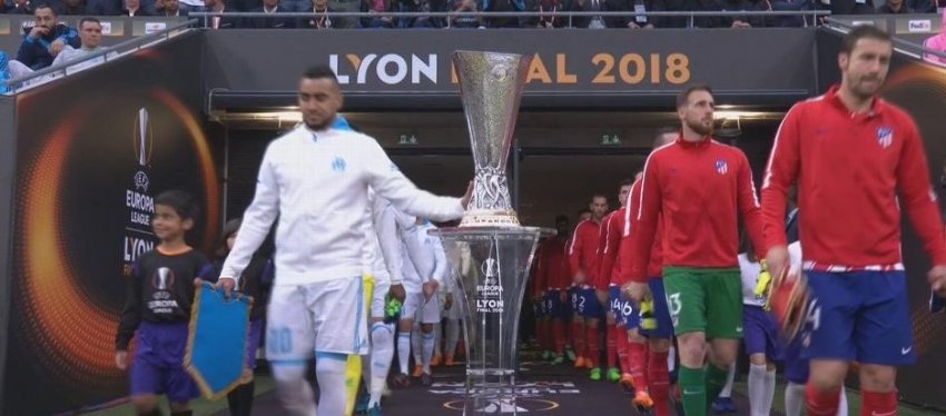 Payet toca la copa antes de la final. Foto: Twitter.