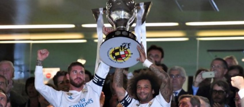 Ramos y Marcelo recogen el título de la pasada Liga 89 días después de haberlo ganado. Foto: Bernabéu Digital.