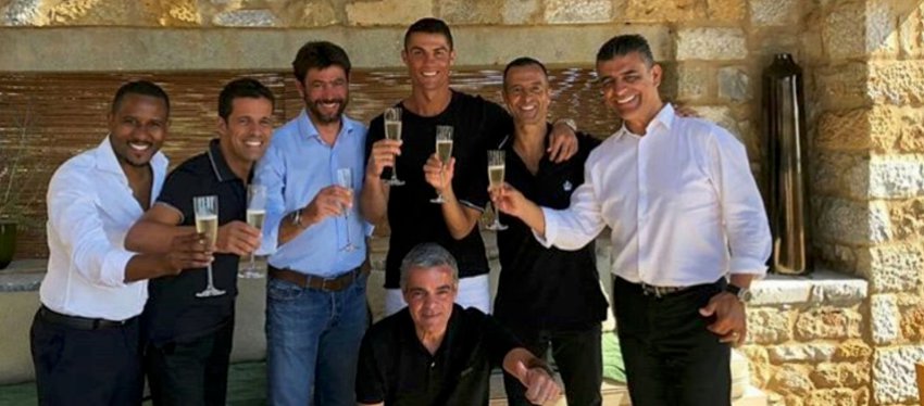 Cristiano Ronaldo posa Andrea Agnelli, Jorge Mendes y otros miembros de su equipo. Foto: Twitter.